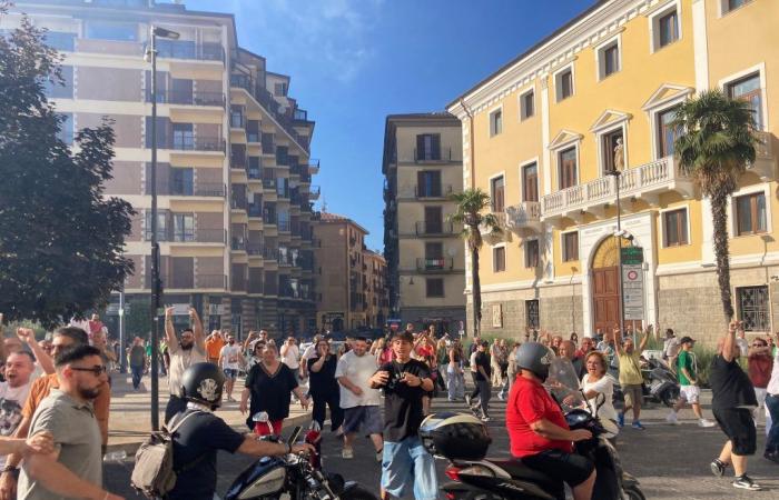 De la fiesta a los enfrentamientos: pelea en Piazza Libertà / EL VIDEO