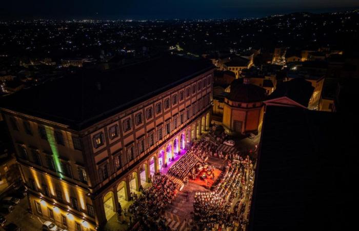 Velletri, lleno total en Piazza Cesare Ottaviano Augusto para “Carmina Burana” con la dirección del Maestro Claudio Micheli