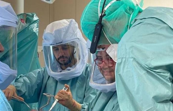 Prótesis de rodilla con realidad aumentada, primera operación en el hospital de Piacenza