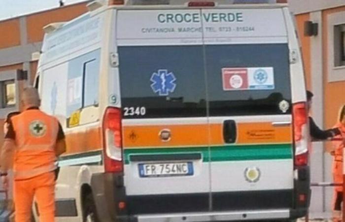 Potenza Picena, una caravana choca con un coche y vuelca: dos acaban en el hospital