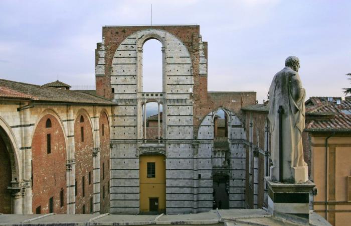 “Los nocturnos de la Ópera”: visitas guiadas en las noches de verano al suelo descubierto de la Catedral de Siena, a la fachada y a la pila bautismal restaurada