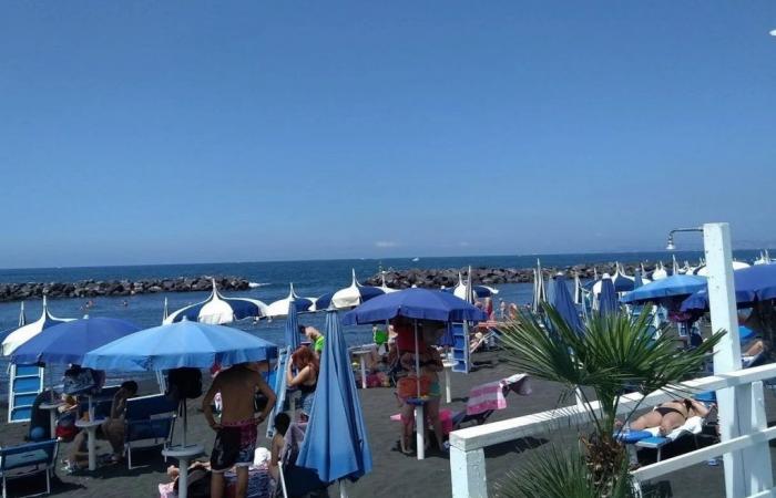 Torre del Greco, carabinieri controlan las playas. Cuatro empresarios denunciaron