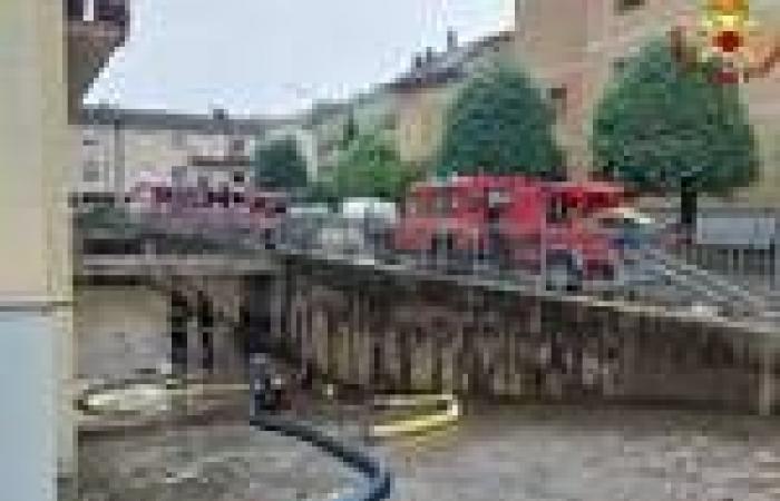 Tormentas en los Apeninos, inundaciones en Bagno di Romagna. Los bomberos trabajan para vaciar sótanos, garajes y viviendas