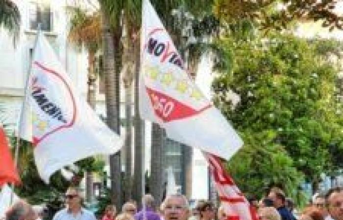 BRINDISI Manifestación en Brindisi contra la autonomía diferenciada: ciudadanos, asociaciones y fuerzas políticas en la plaza.