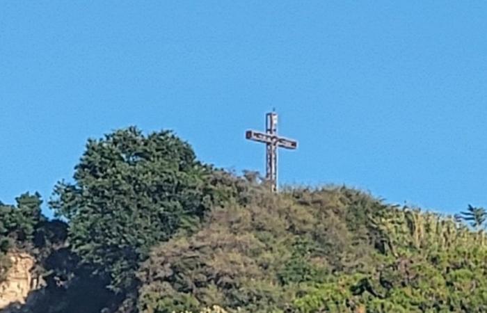 Bradiseísmo en Pozzuoli, los fieles se quejan de la cruz de San Gennaro en la oscuridad
