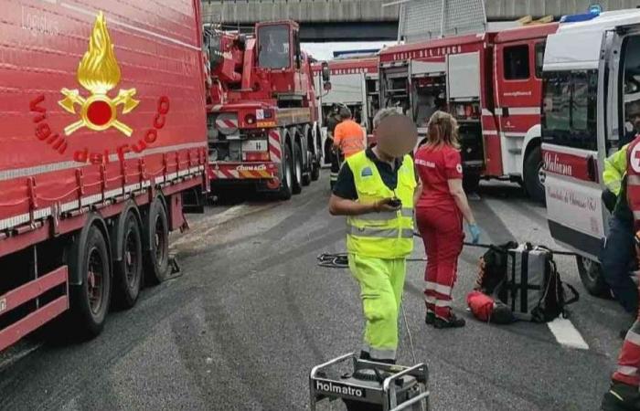 Tres camiones chocan en la carretera Turín-Milán: el tráfico está paralizado