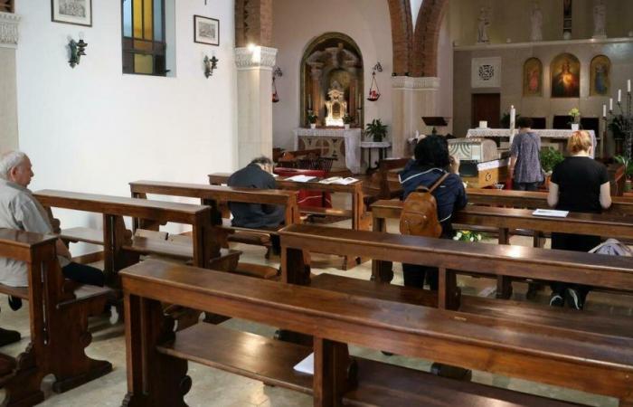 Oraciones continuas en la iglesia de San Liberale donde se instaló la funeraria de Monseñor Gardin