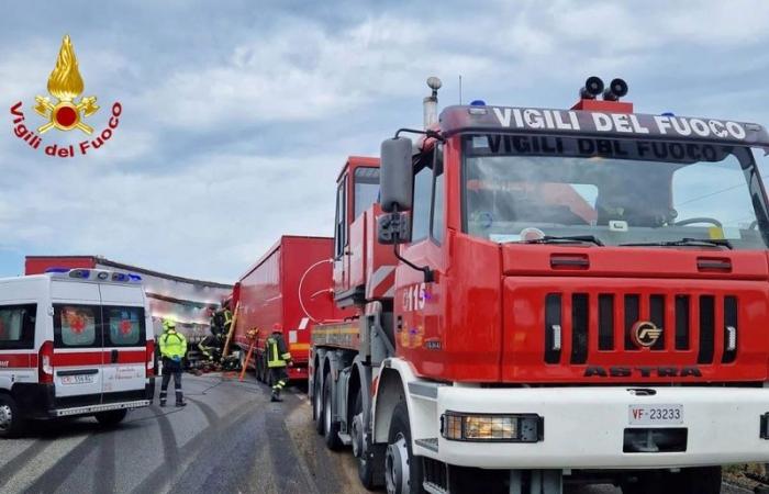 CARRETERA TURÍN-MILÁN – Accidente aterrador entre tres camiones: la A4 cerrada de Rondissone a Borgo D’Ale
