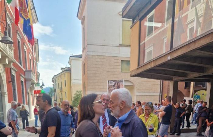 Schio. Cristina Marigo primera alcaldesa de Schio y el abrazo con su padre