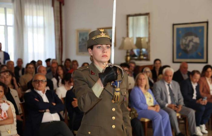 El ejército italiano bajó el símbolo del séptimo curso de mariscales de salud