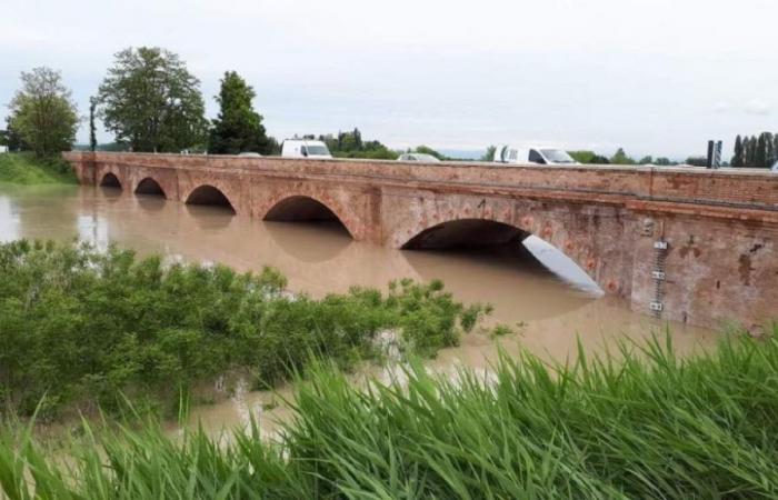 En la zona de Módena, los puentes sobre la Secchia se cerraron durante la noche (vídeo y fotos)