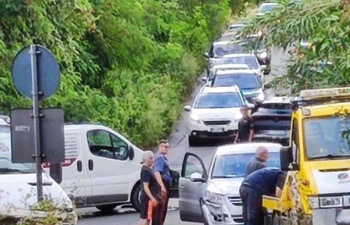 Otro accidente en el cruce de via di Cori y via Redina Ricci: los carabinieri de Velletri y la policía local de Lariano en el lugar