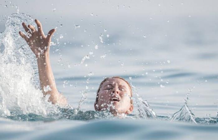 Dos jóvenes corren el riesgo de ahogarse en el mar frente al baño Marisol en Marina di Ravenna: salvados por dos valientes nadadores