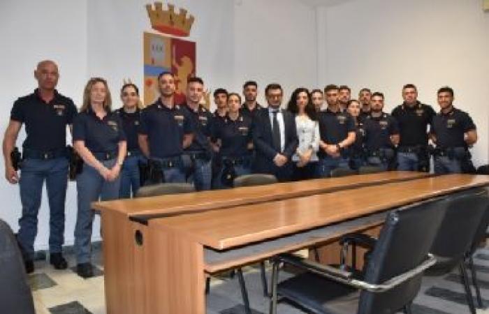 POLICÍA – 14 nuevos agentes y un superintendente adjunto están de servicio en la Comisaría de Policía de Massa Carrara desde ayer. El comisario de Policía Santi Allegra – Antena 3 les dio la bienvenida