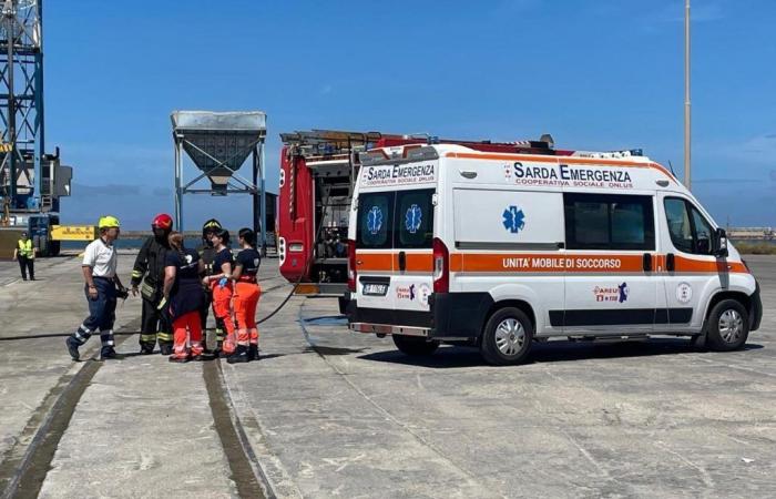 Un barco a motor se incendia en el puerto industrial de Oristano, pero se trata de un ejercicio de La Nuova Sardegna