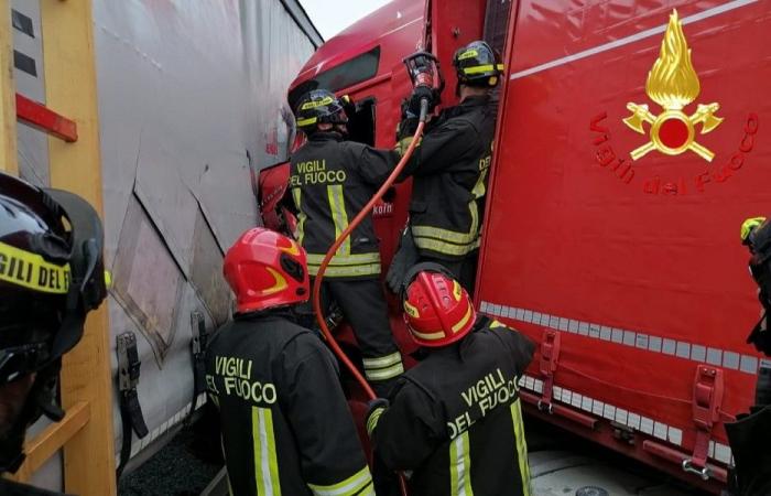 Tres camiones chocan en la carretera Turín-Milán: el tráfico está paralizado