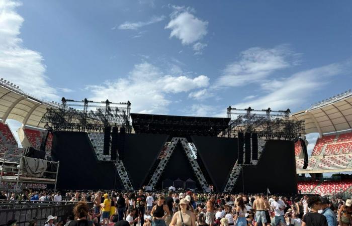 Vasco Rossi está en Bari, el escenario listo pocas horas antes del primer show: el setlist