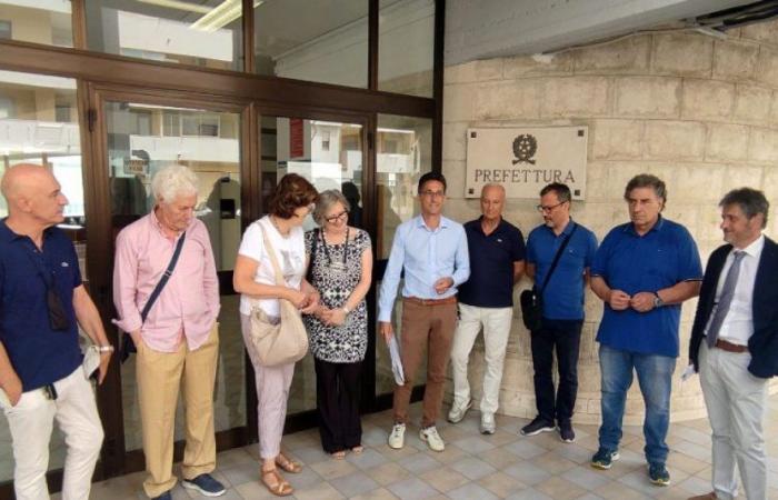 El comité de recuperación de Crotone y ”Venenos fuera” entrega más de 5.000 firmas a la Prefectura