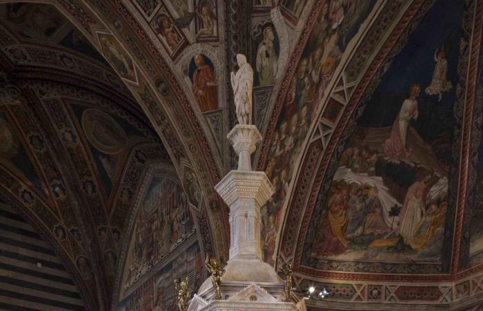 La extraordinaria pila bautismal de la Catedral de Siena vuelve a brillar tras tres años de restauración