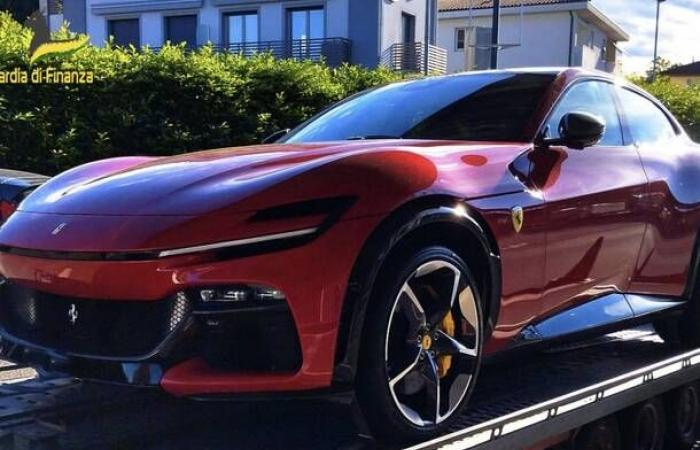 Un Ferrari Purosangue nuevo incautado en la aduana de Gaggiolo por contrabando