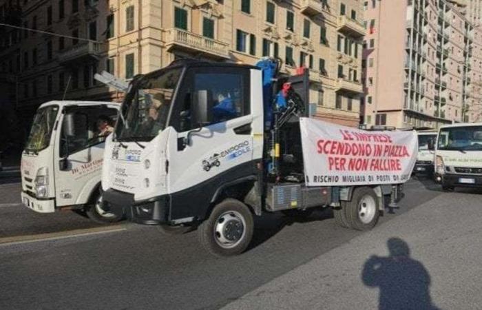“Fracaso por exceso de crédito”, 35 mil empresas en crisis de liquidez: pequeños empresarios y trabajadores de la construcción en la plaza de Roma