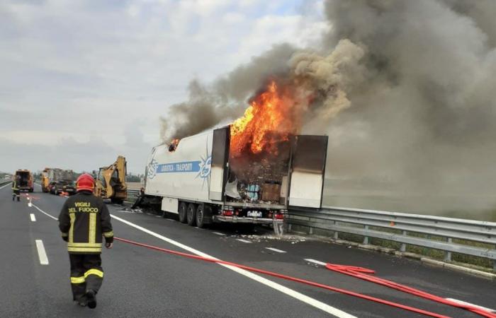 Camión incendiado en la A4, tramo reabierto entre Portogruaro y San Stino en dirección Venecia