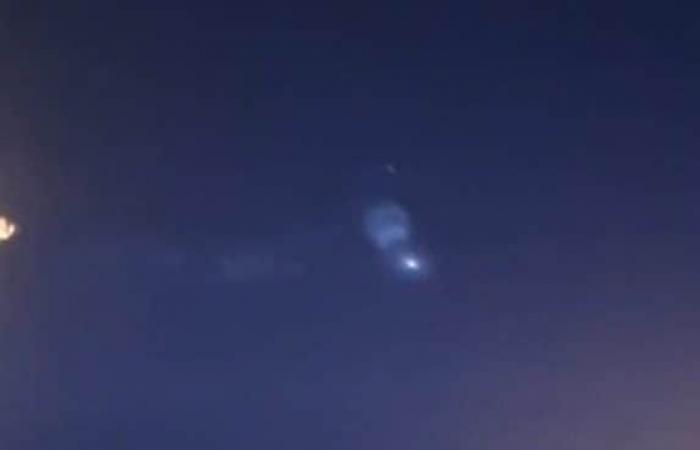 Enorme “medusa espacial” aparece en el cielo sobre un concierto de música electrónica: las imágenes