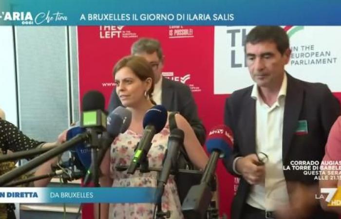 Primeras declaraciones de Ilaria Salis en Bruselas: «Estoy muy feliz de estar aquí»