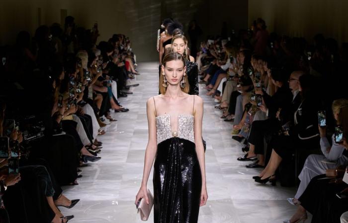 Ropa de moda femenina 2025: look de Giorgio Armani Privé