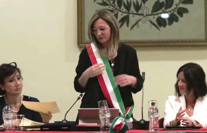 Gorla Minore, Fabiana Ermoni la primera “alcaldesa”: «Inmediatamente a trabajar». Ataques de Lorvetti