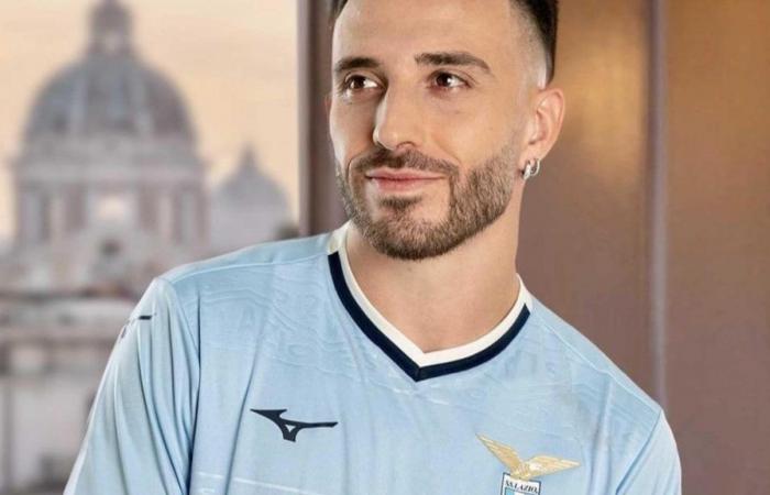 Fútbol: Lazio presenta la camiseta de local para la temporada 2024-25