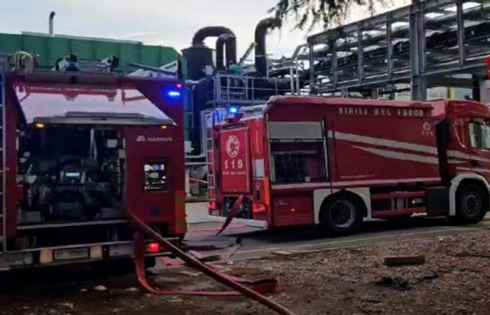 Tres trabajadores quemados y uno intoxicado, llamas en una empresa farmacéutica (FOTO y VIDEO): máxima atención a los humos, también evacuaron un gimnasio