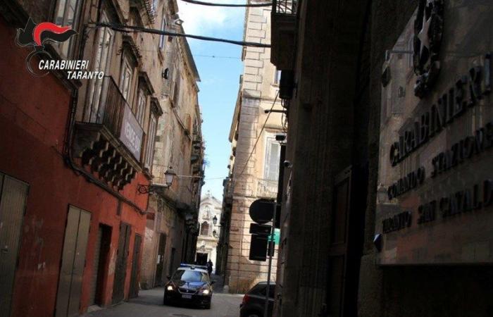 Manduria: Dos cruceristas ingleses roban en la tienda de souvenirs de la catedral de Taranto ante las cámaras