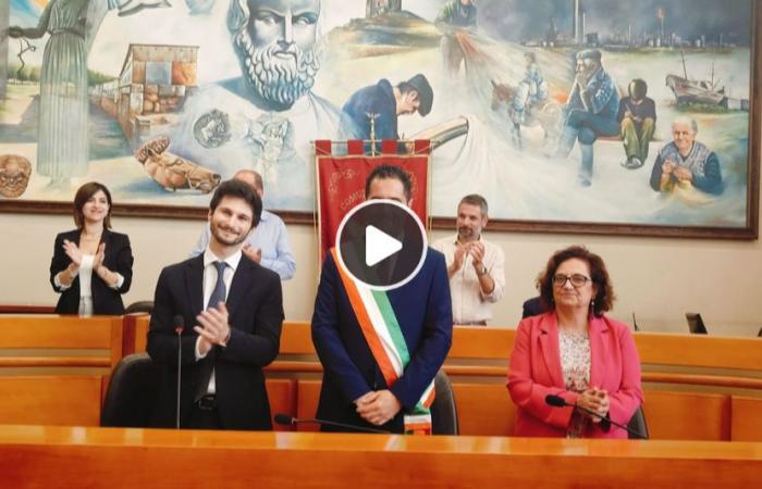 En la sala del consejo tuvo lugar la ceremonia de proclamación del nuevo alcalde de Gela, Terenziano Di Stefano
