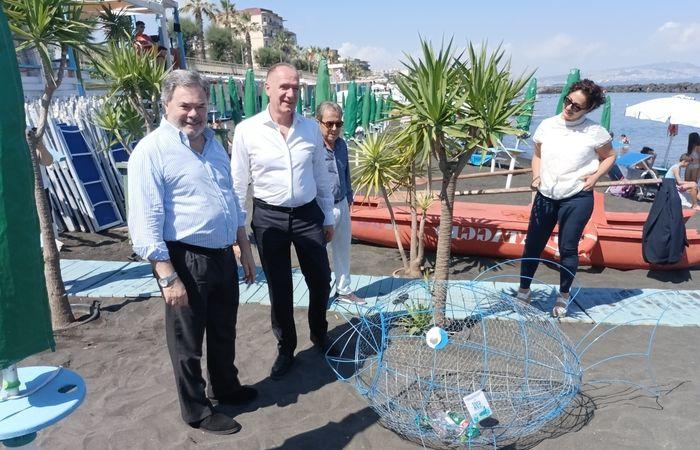 Los “peces comedores de plástico” llegan a Torre del Greco: un punto de inflexión ecológico en la playa
