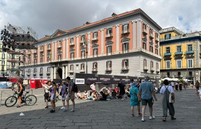 Concierto de Radio Italia Live Naples 2024, los niños acamparon en la Piazza del Plebiscito desde la mañana