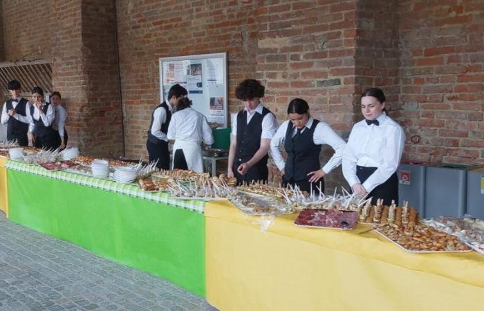 Estudiantes de Einaudi en la cocina para el 250 aniversario de la Fiamme Gialle