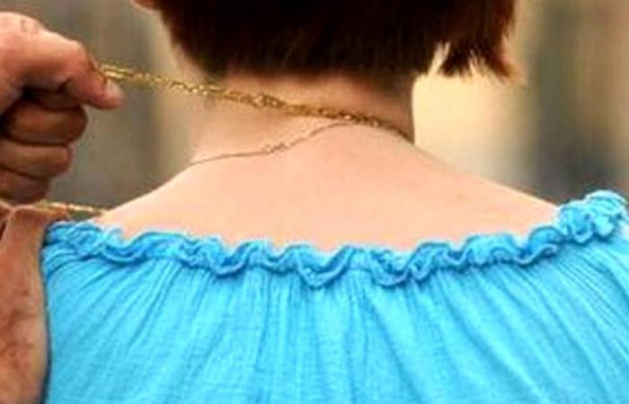 Ochenta y tres años es atacada por detrás y le roban el collar: anciana en shock