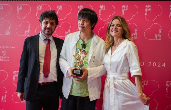 El director Chen Fei recibe la película Encounter Love del Grifo Dorado