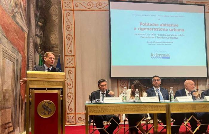 El concejal de la región de Liguria, Marco Scajola, en la conferencia nacional de Federcasa. “Inversiones sin precedentes para políticas de vivienda y regeneración urbana”