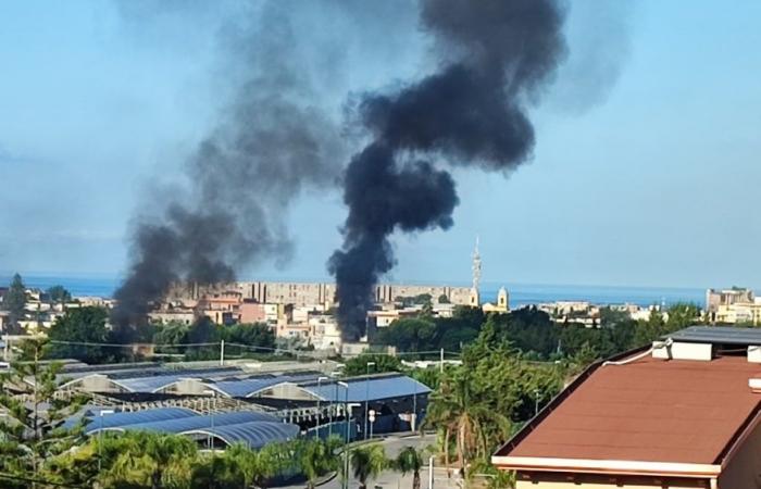Incendio en Nápoles en el antiguo campamento romaní de Barra: limpieza retrasada