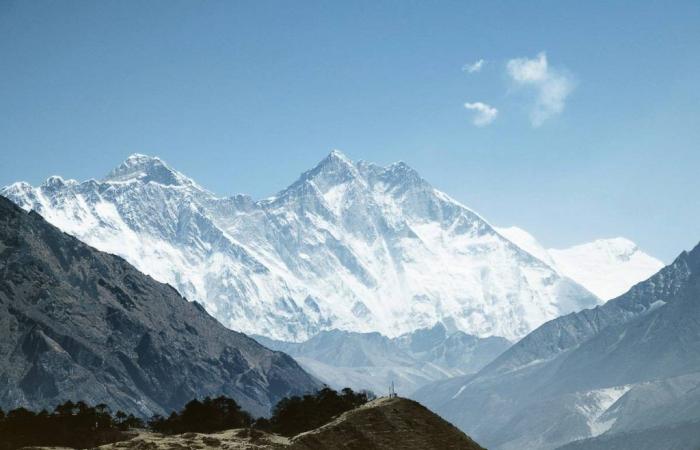 El Everest se derrite y comienza la búsqueda de los cuerpos