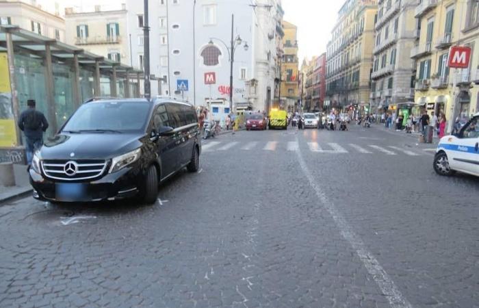Mujer muerta en Piazza Dante en Nápoles, atropellada y asesinada durante un giro de 180 grados desde un coche de alquiler
