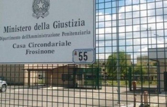 Frosinone – Suicidio en prisión, joven recluso se quita la vida inhalando gas: emergencia sin fin