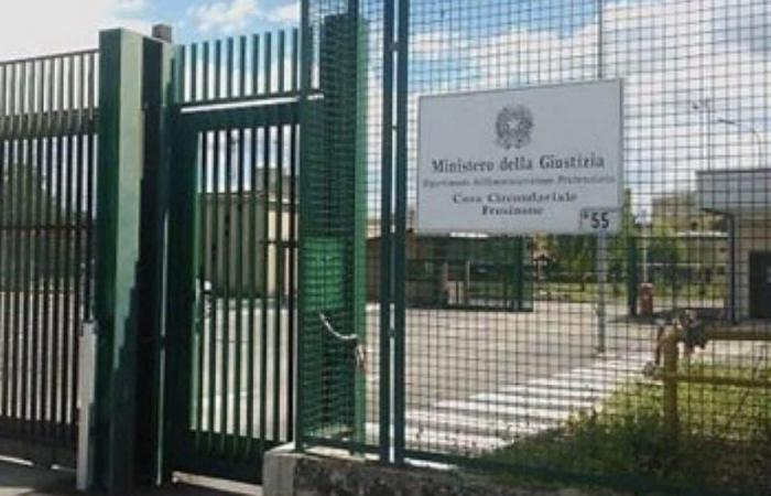Suicidio en la prisión de Frosinone, un joven de 24 años se suicida inhalando gas de una bombona de camping