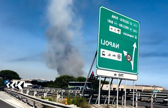 Nápoles: bomberos trabajando en un gran incendio en un vertedero ilegal
