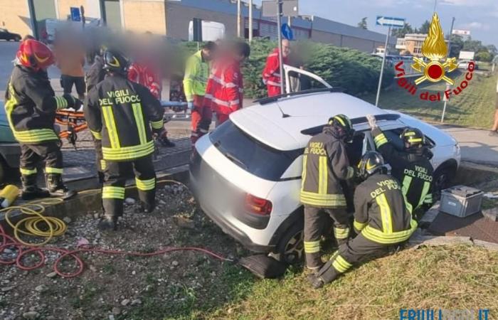 Accidente en Codroipo, mujer atrapada en el coche: herida