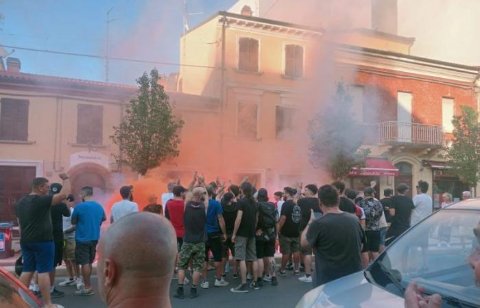 Los aficionados acuden al recinto para protestar contra el nuevo escudo, pero el Rimini FC no da marcha atrás • newsrimini.it