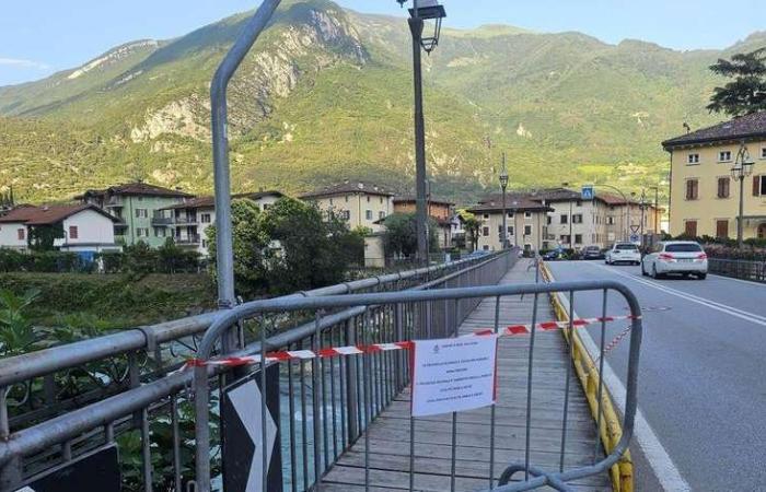 La pasarela ciclista-peatonal de Arco es inestable: cerrada desde ayer, al menos desde hace una semana – Riva – Arco