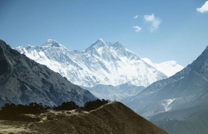 El Everest se derrite y comienza la búsqueda de los cuerpos